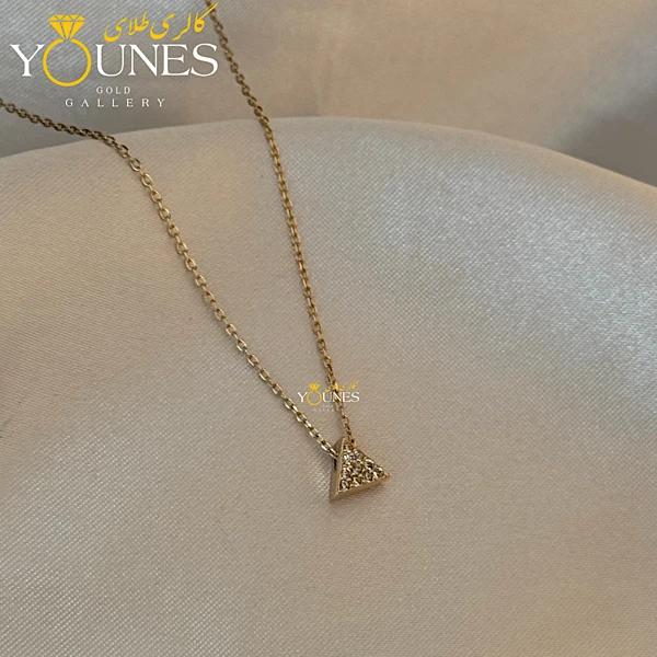 تصویر دوم گردنبند طلا مثلث نگین دار